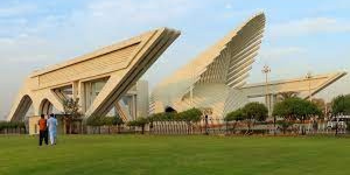 What are the living benefits of bahira town karachi ?