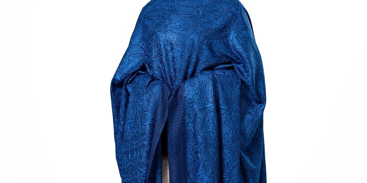 "Warmth and Style Combined: The Allure of Kashmiri Shawls for Fashionable Women"