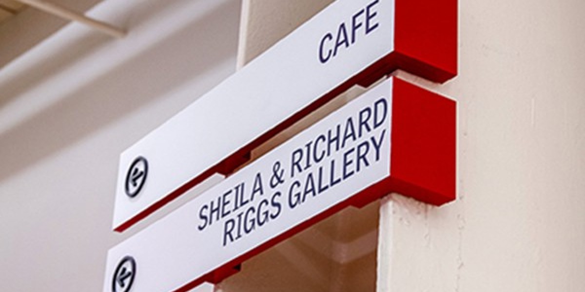 What kind of agreement do Party A and Party B have when it comes to digital signage services?